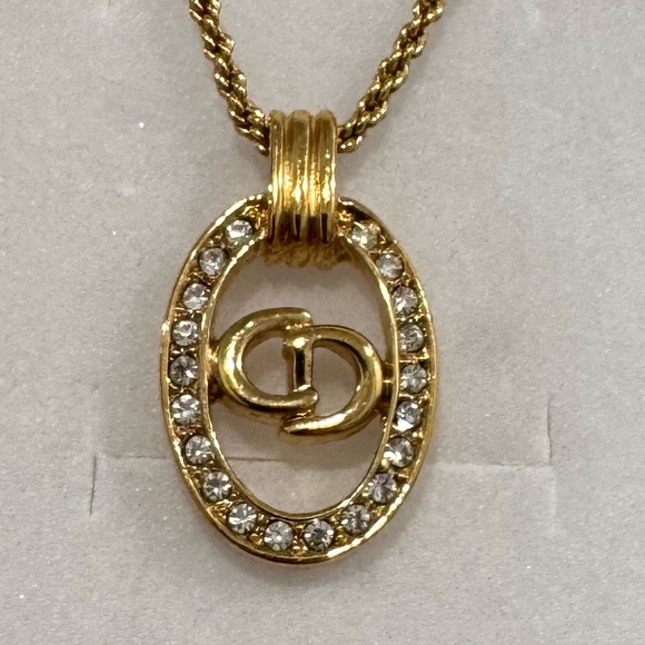 ✨Christian Dior Vintage Gold Tone CD Logo Oval
Pendant Necklace with Rhinestones - Picture 16 of 17